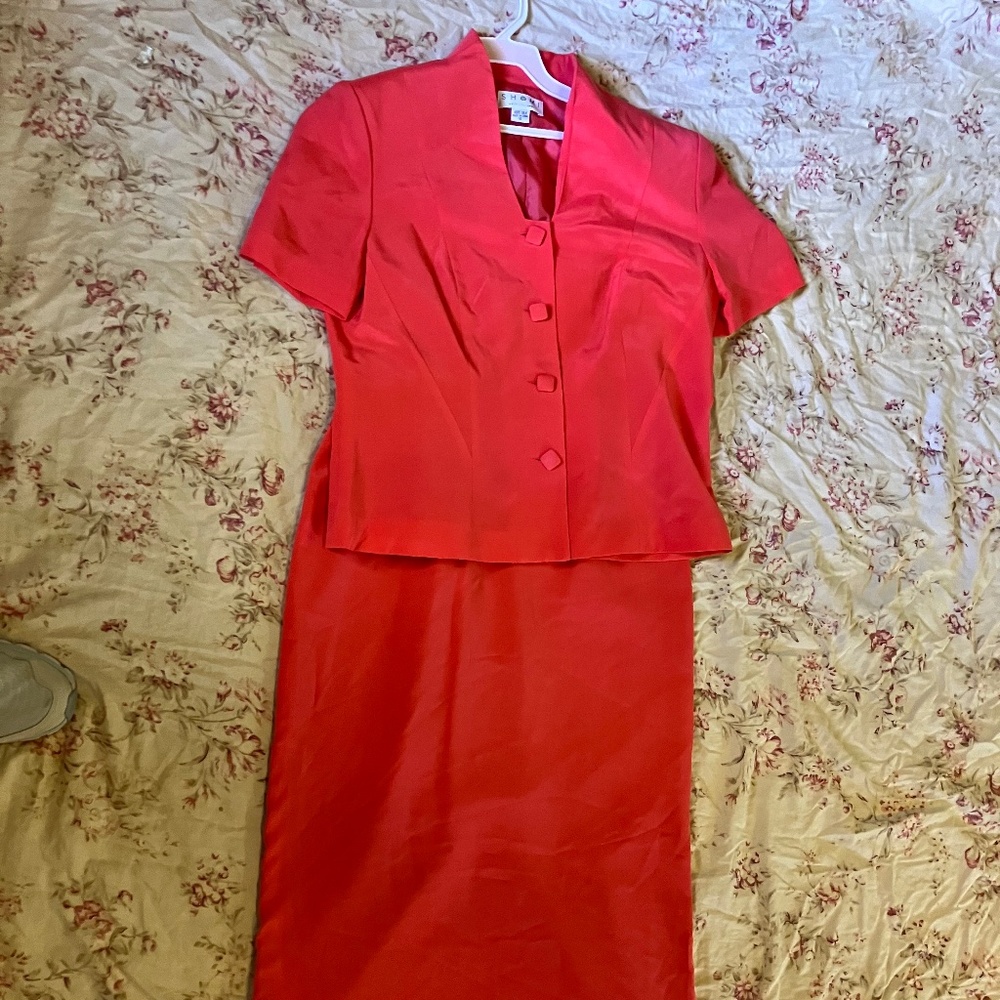 100% silk woman's suit. retro.vintage. classy